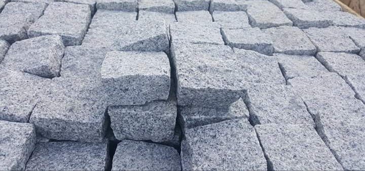 Đá cubic 10x10x8cm granite trắng Phù Mỹ chẻ tay